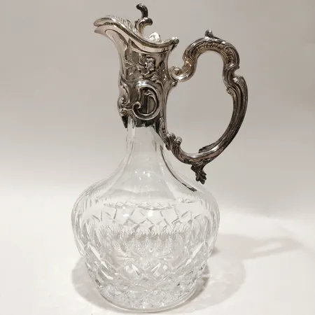 Kanna i kristall med handtag samt munstycke i nysilver höjd 28cm bredd 18cm Topazio Casquinha, Portugal nysilver Vikt: 0 g Skickas med postpaket.