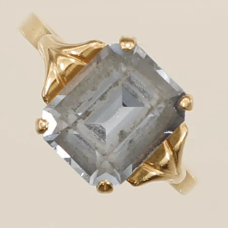 Ring med syntetisk blå spinell stl:17, bredd 10,5mm 18K Vikt: 2,6 g