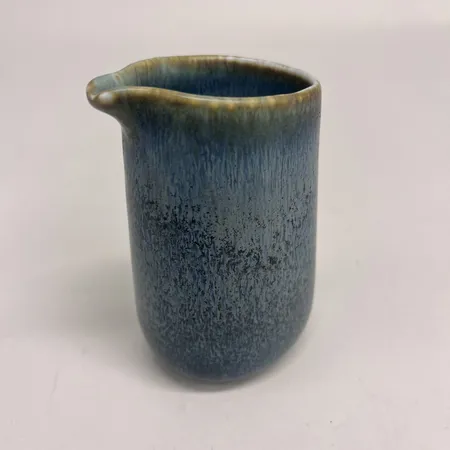 Kanna Carl-Harry Stålhane, modell/ märkt Syn, höjd ca 10cm, bredd ca 6cm, tillverkningsår ca1950-1960-tal, blå harpälsglasyr, stengods