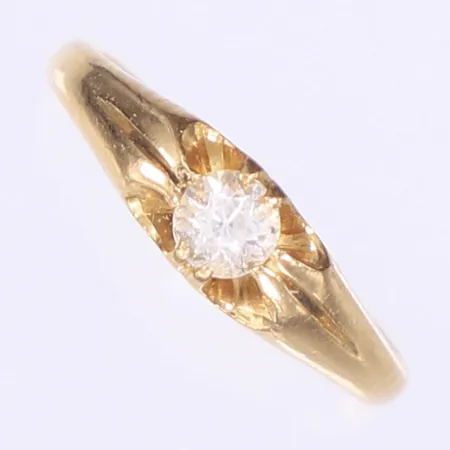 Ring med vit sten stl:15½ bredd 2-5mm, svenska stämplar, 20K Vikt: 2,5 g