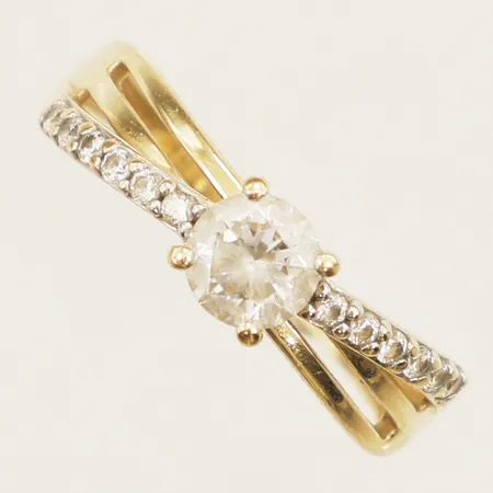 Ring med vita stenar stl:17 bredd 4,8mm 18K Vikt: 2,1 g