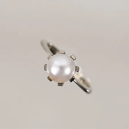 Ring med pärla Ø7.1mm  stl 16mm bredd: 2.5.8.7mm 18k 2,9g Vikt: 2,9 g