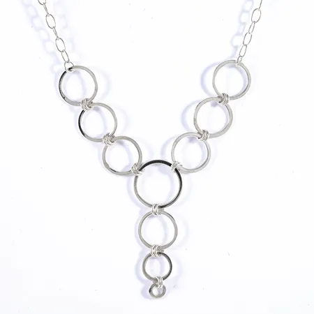 Collier med dekor av ringar längd 42-45cm bredd 3,3-17,7mm, silver 925/1000 8,8g.