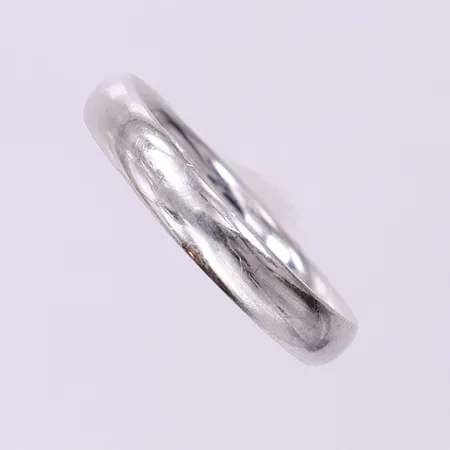 Ring slät, stl:19¾ bredd 4mm, gravyr. Platina 950/1000 Vikt: 7 g