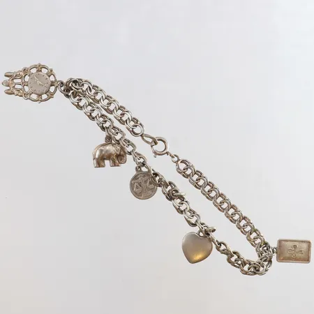 Armband med 5 berlocker längd 20,5cm bredd 5,5mm en berlock saknas Silver 830/1000. Vikt: 12,3 g