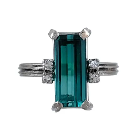 Diamantring i 18K vitguld med grön Ädelsten 5x11 mm, Diamanter 4 x 0,02ct, stl:15½ mm, strukturmönstrad skena, skenans bredd 2 mm, sten med något minimalt märke, i fint skick Vikt: 2,6 g