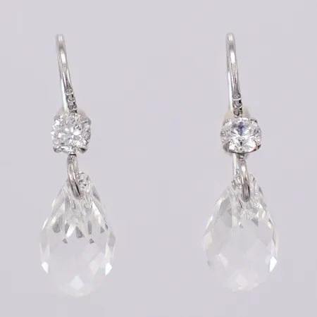 Ett par öhängen med vita stenar längd: ca 2cm bredd: ca 1-6mm 925/1000 silver Vikt: 1,1 g