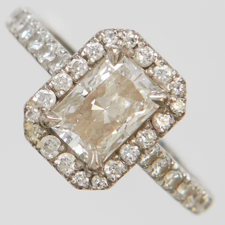 Ring med syntetiska diamanter stl: 16¼, bredd 2-10,5mm, IGI certifikat, etui, vitguld, 18K, bruttovikt 4,3g Vikt: 4,3 g