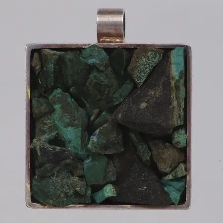 Hänge med gröna stenar Wiggers Denmark, Handmade, längd 45mm, bredd 38mm, buckla på baksidan Vikt: 0 g