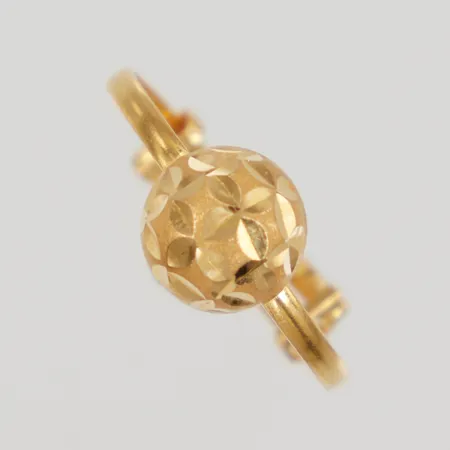 Ring med justerbar storlek ca 16½-19¼, bredd 1,6-8mm, mönsterdekor, 21K Vikt: 1,5 g
