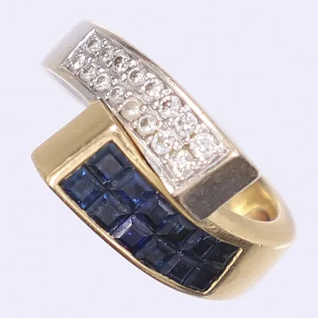 Ring med blå stenar samt diamanter 16xca 0,01ct stl:16¼ bredd 4-13mm, tvåfärgad, 18K  Vikt: 7,8 g