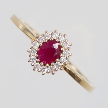 Ring i carmosé med röd sten samt diamanter 14xca0,02ct stl:20 bredd 1,5-9mm 18K Vikt: 4,7 g