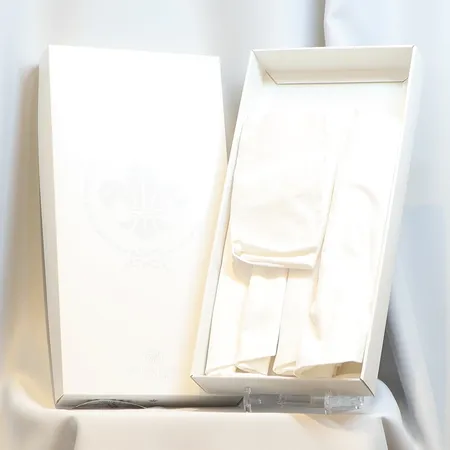 10st Bordstabletter Georg Jensen, "The Royal Anniversary and World Scout Centennial" linnedamast, från Georg Jensen Damask 47 x 34 cm Design HM Queen Silvia of Sweden och Diana Holstein, i kartong nyskick Skickas med postpaket.