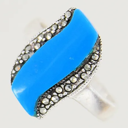 Ring med markasiter och blå sten stl:19 bredd 3,6-17,2mm, repig, silver 925/1000 Vikt: 5 g