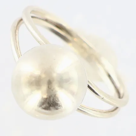 Ring med kula stl:16½ bredd:2-5mm, 830/1000 silver Vikt: 2,5 g