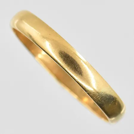 Ring stl:22¾ bredd 4mm, gravyr, 18K. Vikt: 4,7 g