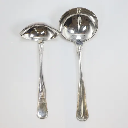 Diverse silver, en potatis sked, en såsslev, längd 18-20cm, bredd 6-66mm, 830/1000 silver Vikt: 115,1 g