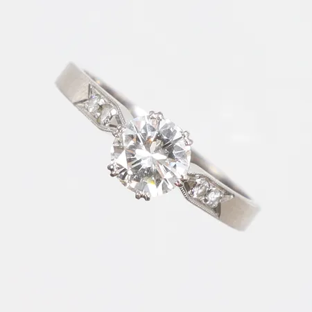 Ring i vitguld med diamant 1xca0,80ct (kvalitet ca Si1/W) samt 4xca0,02ct stl:17 bredd 2-6mm TESI (Tenn & Silver Ab) Göteborg 1963 18K Vikt: 3,6 g