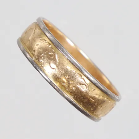Ring gravyr mönstrad 18K Vikt: 5 g