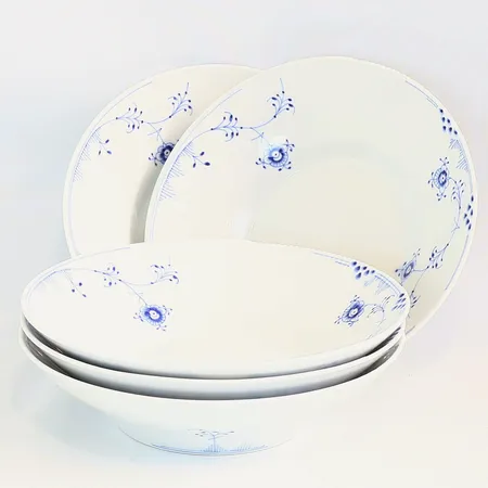 5 djupa tallrikar Royal Copenhagen Blue element, no 604, Ø25cm, första sortering  Vikt: 0 g Skickas med postpaket.