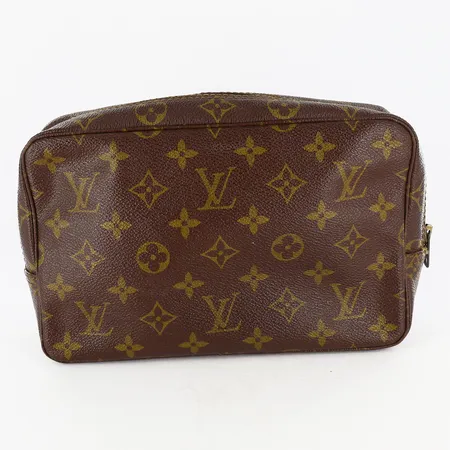 Necessär, Louis Vuitton Trousse Toilette 28, monogramcanvas och fodrad med konstläder, etikettmärkt "LOUIS VUITTON PARIS made in France", längd 22 cm, bredd 6 cm, höjd ca 14 cm, buksslitage med fläckar och färgbortfall, en del av kanten på dragkedjan är sönder. 