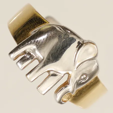 Ring med elefant i vitguld stl:18¾ bredd 12,5mm 18K Vikt: 4,5 g