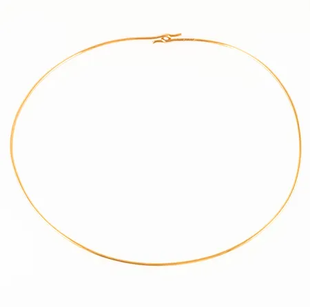 Halsring innermått ca 43cm bredd 1,5mm, stämplad E11 (2003), GIU (Guldsmedjan i Umeå AB), 18K 11,9g. 