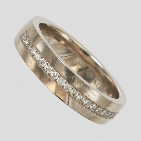 Ring med 21 diamanter 0,21ctv enligt gravyr, stl:17½, bredd: 4,7mm, kupad insida, ograverad, vitguld, 18K Vikt: 7,8 g