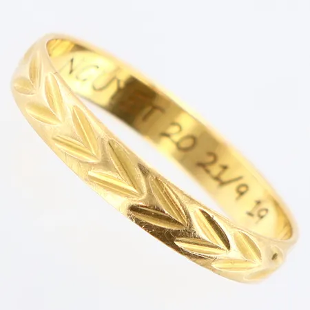 Ring mönstrad stl:19, bredd 3mm, gravyr, 18K Vikt: 1,7 g