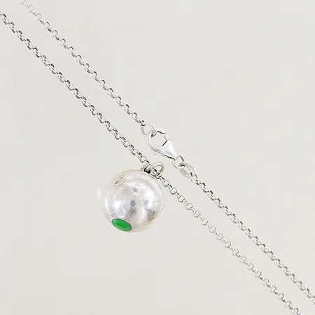Kedja med integrerat hänge kula Ø15mm David & Martin längd 46cm bredd 1,3mm grön emaljdetalj silver 925/1000 Vikt: 10,4 g