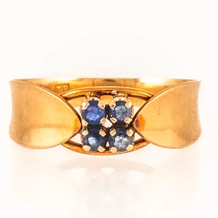 Ring med blå stenar stl:18¾ bredd 3-7,2mm, namngravyr, missfärgning, 18K 2,6g. 