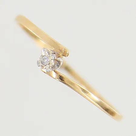 Ring med diamant ca 0,01ct stl:17¾ bredd 1-4,5mm skev 18K Vikt: 0,6 g