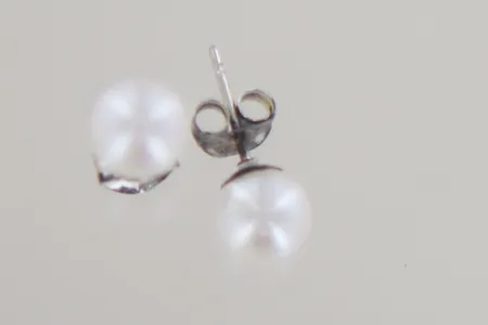 Ett par örhängen med pärla bredd 6 mm, silver 925/1000 1gr  Vikt: 1 g