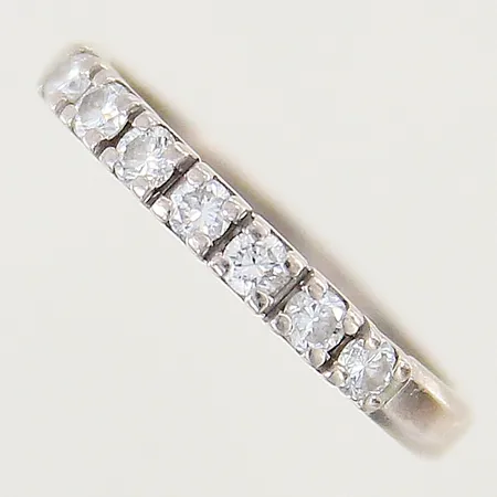 Ring med diamanter 0,35ctv enligt gravyr stl:17 bredd 2,7mm vitguld gravyr 18K Vikt: 2,8 g