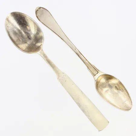 2 Skedar olika modeller, längd: 14-15cm, buckliga, gravyr, 830/1000 silver Vikt: 49,6 g
