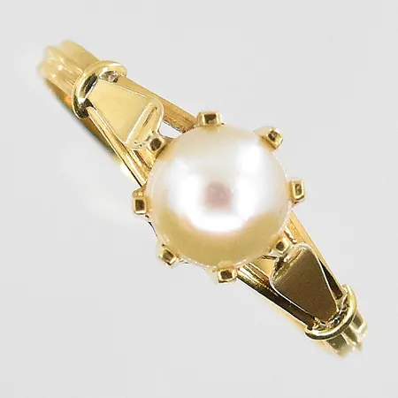Ring med odlad pärla Ø6mm stl:16¾, bredd 2-7mm, 18K. Vikt: 1,8 g