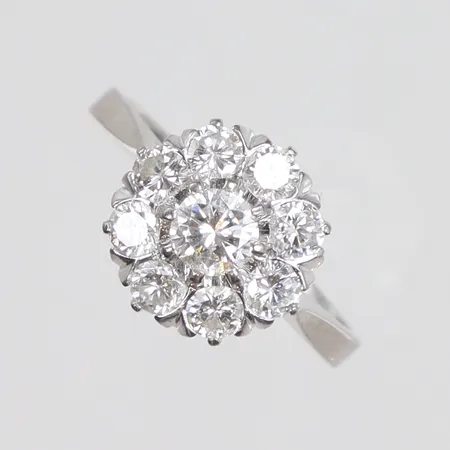 Ring i vitguld med diamanter 1xca0,28ct samt 8xca0,09ct stl:16½ bredd 2-10mm GD&Co (G. Dahlgren & Co) Malmö 1964, 18K Vikt: 3,1 g