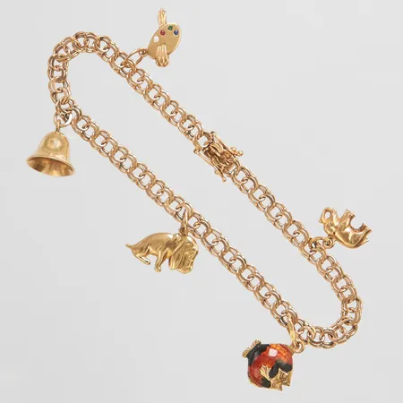 Armband Bismarck längd: 18,5cm, bredd: 4,6mm, fem integrerade berlocker varav en är 14K, svenska stämplar, 18K, bruttovikt 10,2g Vikt: 10,2 g