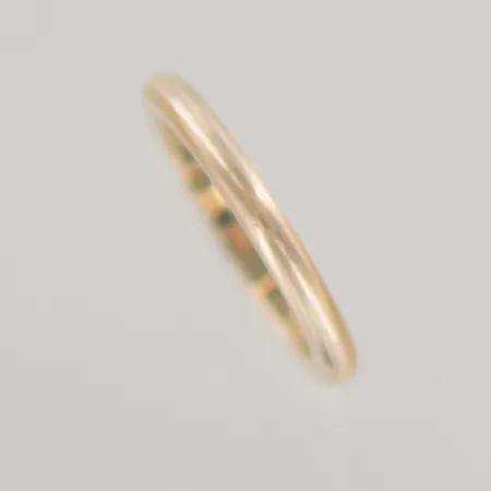 Ring Stl: 15 bredd 2 mm, graverad 18K 3 gr  Vikt: 3 g