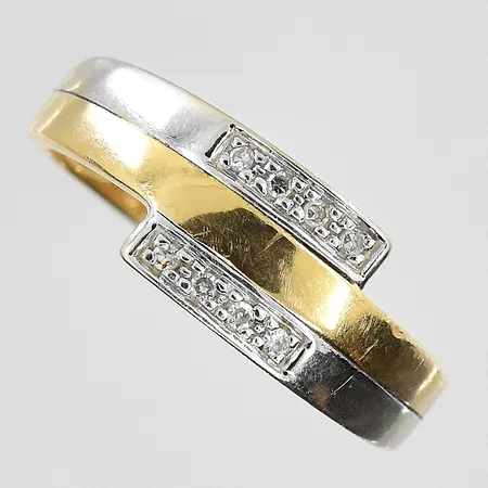Ring med diamanter ca 0,06ctv stl:17, bredd 2-7mm, gulguld/vitguld, 18K. Vikt: 2,4 g