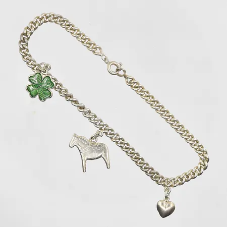 Armband Pansar med 3 berlocker längd 18½cm, länkens bredd 4mm, dålig fjädring på lås, silver. Vikt: 9,4 g