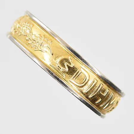 Ring med mönsterdekor stl:21¾, bredd 6mm, gravyr, något skev skena, gulguld/vitguld, 18K. Vikt: 6,7 g