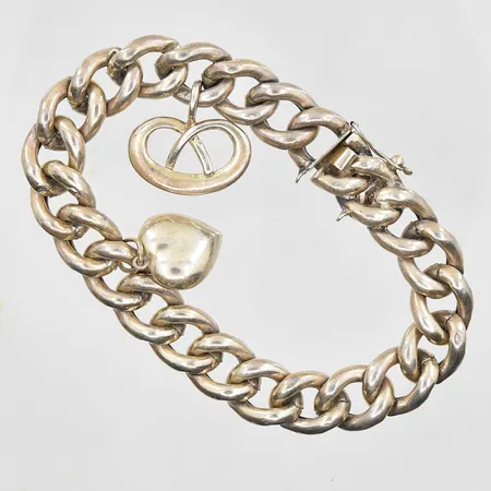Armband Pansar med 2 berlocker längd 20½cm, länkens bredd 12mm, säkerhetskedja saknas, silver. Vikt: 33,3 g