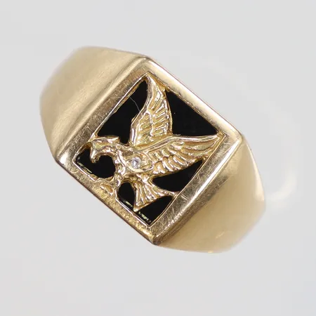 Klackring med örn samt diamant, 1x0,005ct, stl:19¾, bredd 2-13mm, GHA, något skev skena, 18K Vikt: 8,7 g