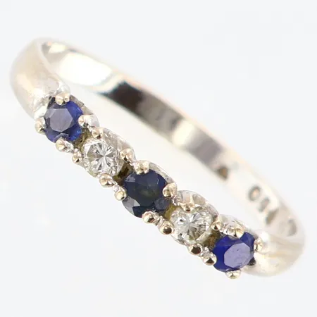 Ring med diamanter 2 x ca 0,03ct och blå stenar, stl:16¼, bredd 2mm, vitguld i behov av omrodiering, 18K Vikt: 1,4 g