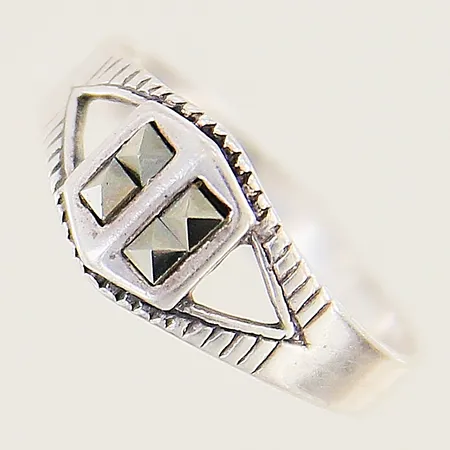 Ring med markasiter stl 17 bredd 3-8mm silver 925/1000 Vikt: 1,7 g