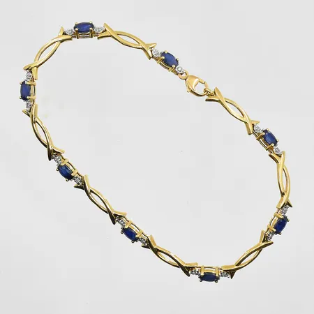 Armband med 16 diamanter 0,06ctv och 8 syntetiska safirer GHA, längd 18½cm, bredd 5mm, 18K. Vikt: 7,1 g