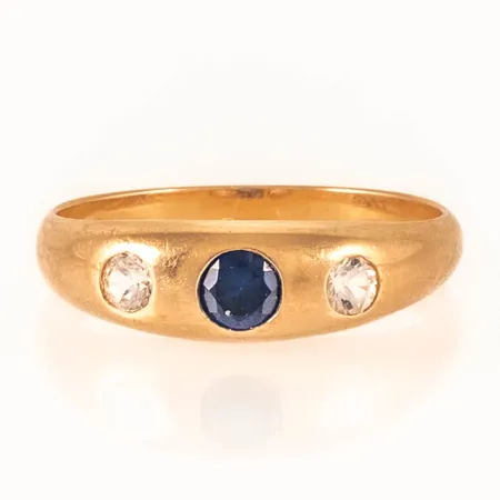 Ring med en blå och två vita stenar stl:19 bredd 2,4-5,8mm, något naggade fasetter, men fin lyster ändå, 18K 4,3g. 
