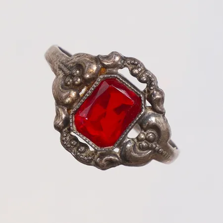 Ring med rött glas stl:19 bredd 2-13mm, Art Deco-stil silver 830/1000 Vikt: 1,9 g