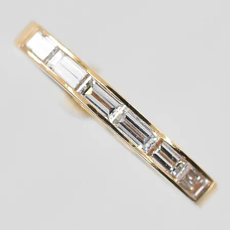 Ring med baguetteslipade diamanter 0,90ctv, stl:17½, bredd 3mm, 18K. Vikt: 4,8 g